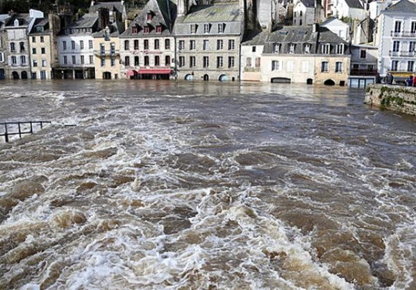 Νεκροί και αγνοούμενοι από πλημμύρες στη νότια Γαλλία